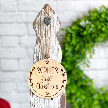 El primer adorno de madera de recuerdo grabado de Navidad del bebé, personalizable con nombre y año